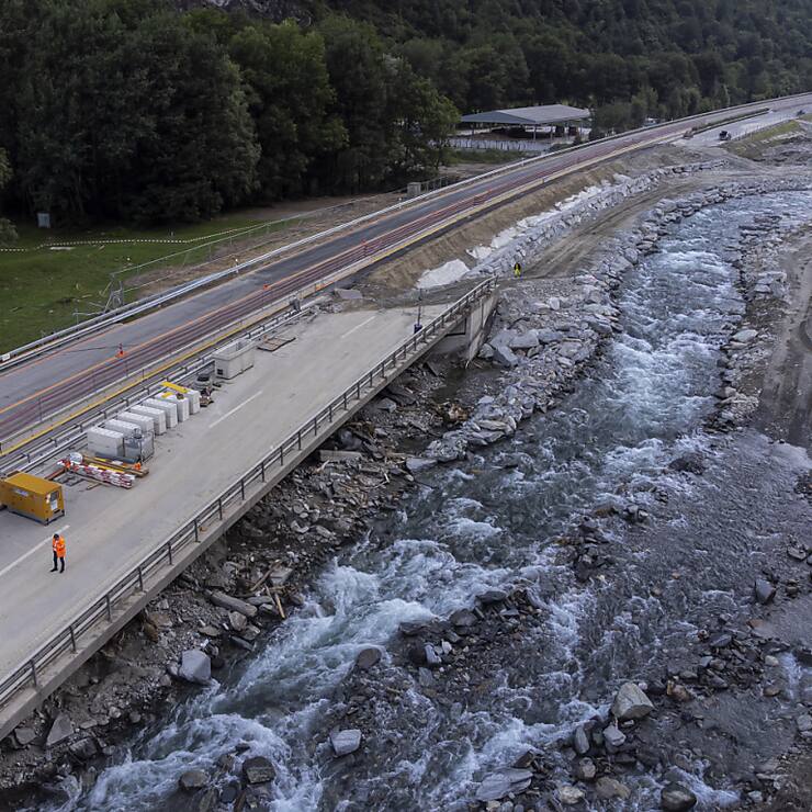 La reconstruction de la deuxième chaussée détruite le 21 juin dernier par les flots de la Moesa durera plusieurs mois.