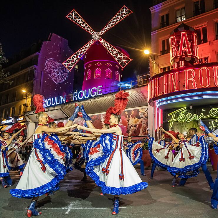 Le Moulin Rouge a retrouvé ses ailes.