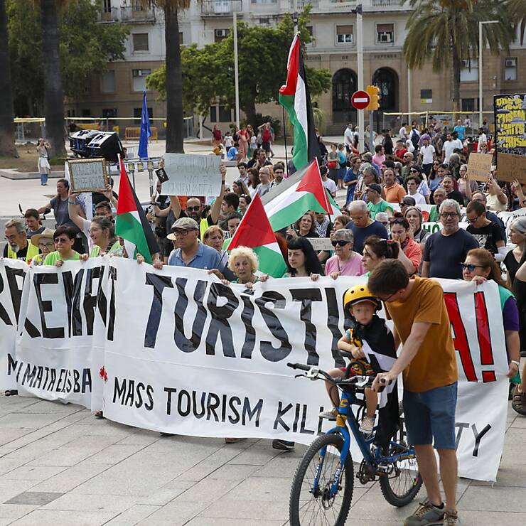 Les détracteurs du surtourisme à Barcelone dénoncent principalement son effet sur le prix du logement.