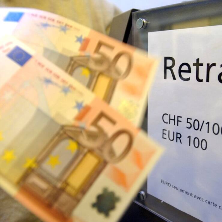 L'euro s'affaissait lundi matin face au franc et dans une moindre mesure face au dollar, dans le sillage d'un coup de théâtre électoral en France (archives).