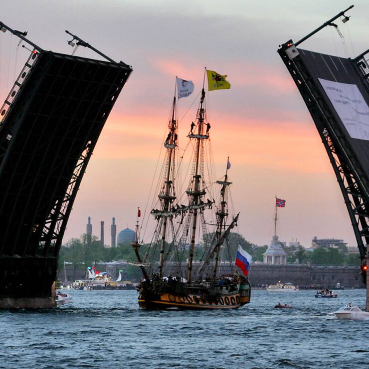 Le Shtandart, réplique d'une frégate du tsar Pierre Le Grand, sera privée des Fêtes maritimes de Brest (archives).