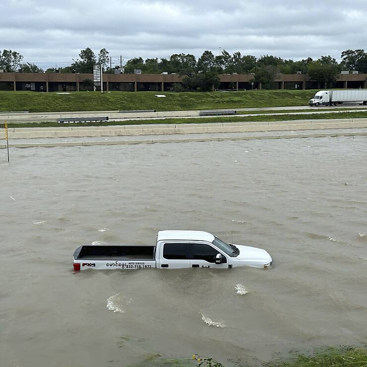 Béryl, situé actuellement au Texas, a été rétrogradé lundi en tempête tropicale. Ici, une voiture submergée à Houston.