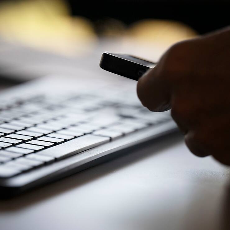 De nos jours, les services numériques peuvent déjà aider à organiser sa propre succession et à gérer les 
démarches administratives liées à un décès (archives).