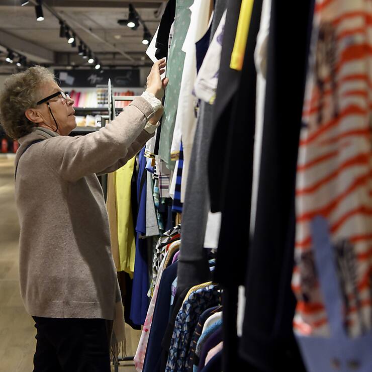 La consommation privée, qui avait accéléré de 2,1% en 2023, ne devrait plus croître que de 1,2% en 2024 et 2025, selon UBS.