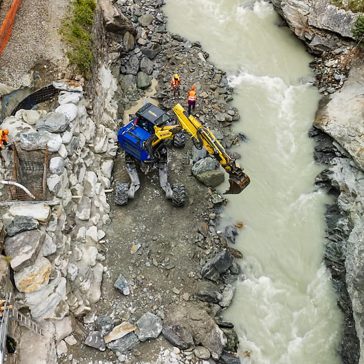 Des ouvriers s'activent mercredi à réparer la voie ferrée de la compagnie Matterhorn Gotthard Bahn (MGB) le long de la rivière Vispa (la Viège en français) entre Viège et Täsch.