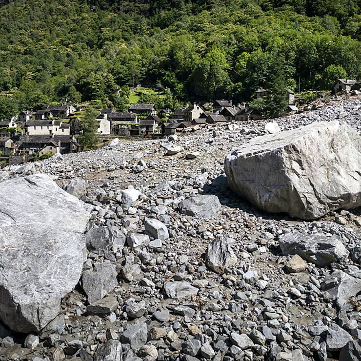 La fréquence accrue des intempéries comme celle de fin juin dans la haute vallée de la Maggia est le résultat du changement climatique, a déclaré Claudio Zali devant les médias à Locarno. Ici, le village de Fontana, dans le Val Bavona, après d'un glissement de terrain.