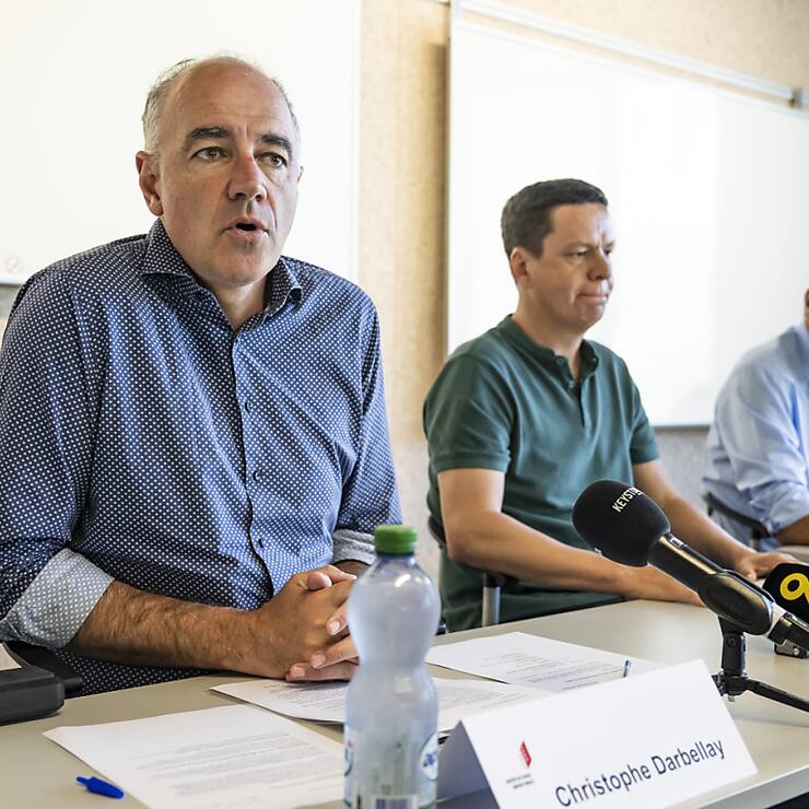 Le Conseiller d'Etat Christophe Darbellay,  Serge Gaudin directeur de Novelis Sierre et Paul Robillard, directeur de Constellium Sierre (de gauche à droite), se sont exprimés jeudi devant la presse réunie à Sierre.