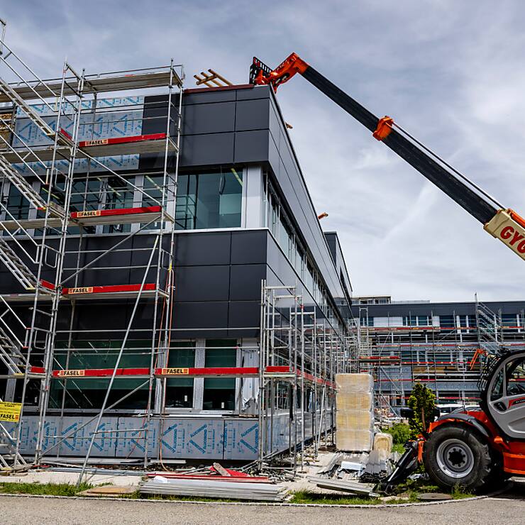 Des bâches recouvrent le chantier de l'entreprise Sellita Watch en reconstruction, une année après la tempête