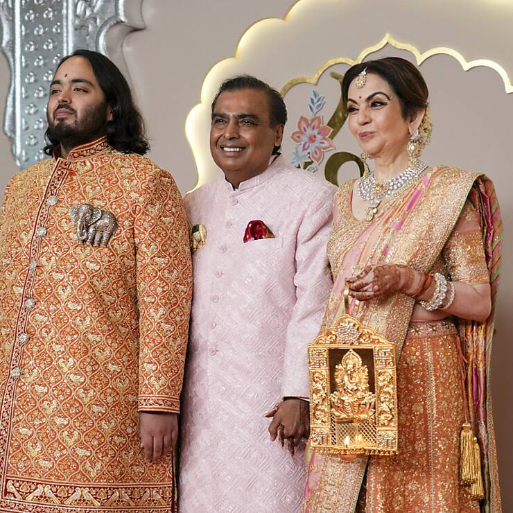 Mukesh Ambani (au centre) pose avec son fils Anant et sa femme Neeta at Anant Ambani.