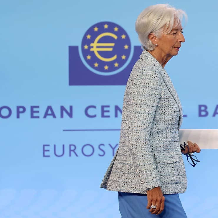 La présidente de la BCE, Christine Lagarde, a prévenu dans la foulée que la vitesse et la durée des futures baisses restaient "très incertaines". EPA/FRIEDEMANN VOGEL