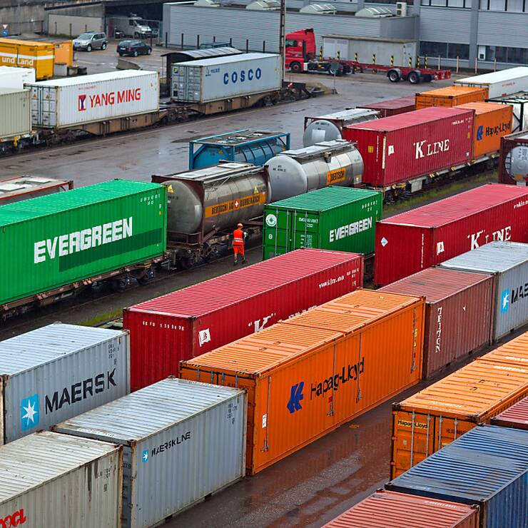 Loin derrière les denrées alimentaires, le tabac et ses dérivés, les produits agricoles et les produits en métaux non ferreux ont aussi contribué au renchérissement des produits indigènes. (KEYSTONE/GAETAN BALLY)