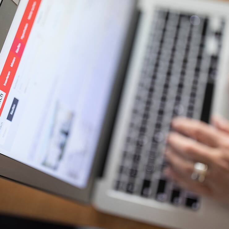 En plus de l'insuffisance de logements disponibles, de la construction morne et de la croissance démographique, la hausse des loyers est due à une demande excédentaire sur le marché, explique la plateforme. (KEYSTONE/Gaetan Bally)