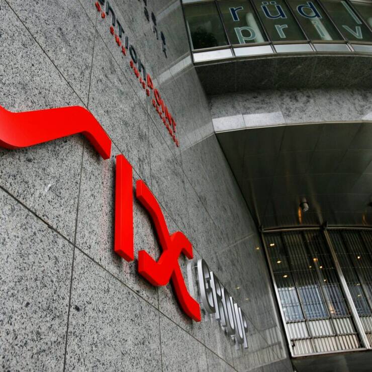 A la Bourse suisse vers 10h55, l'indice vedette SMI baissait de 0,51% à 12'184,80 points, après avoir ouvert en petit repli de 0,09%. (KEYSTONE/Steffen Schmidt)