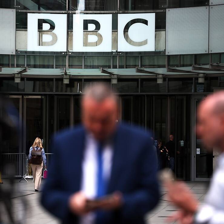 "D'ici à la fin mars 2026, nous nous attendons à voir une réduction d'environ 500 postes de service public", a indiqué la BBC dans un communiqué. EPA/ANDY RAIN