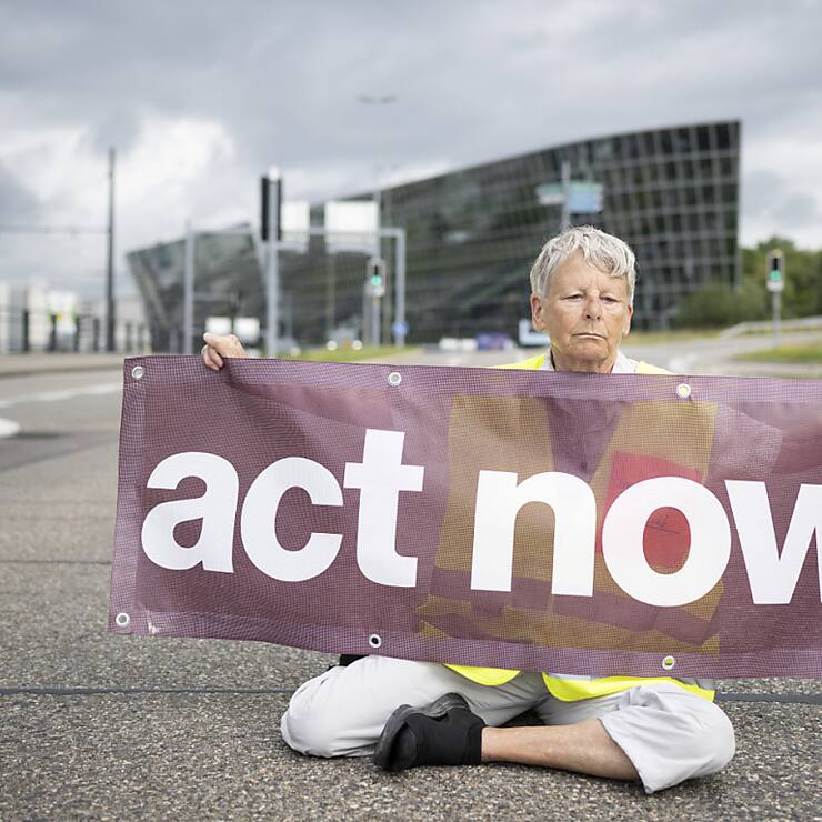 Les militants qui ont boqué la route d'accès à l'aéroport de Zurich étaient des membres des organisations Extinction Rebellion et '"Act Now!".
