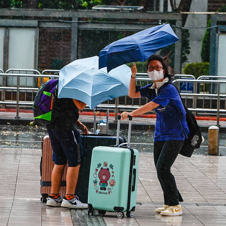 Le typhon a, avant même son arrivée, causé des pluies torrentielles et des vents violents à Taïwan.