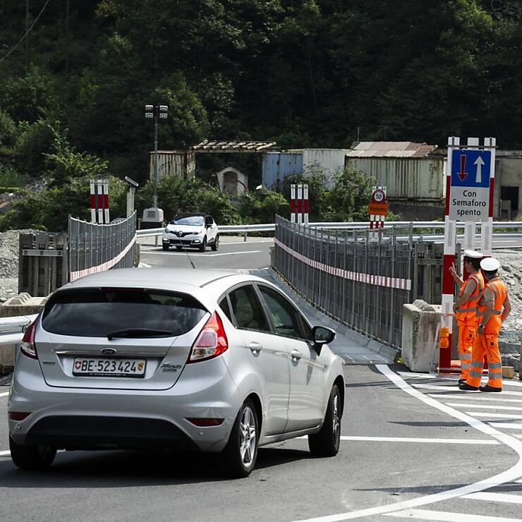 Le pont construit par l'armée à Cevio a ouvert samedi au trafic routier. Régulée par des feux, la circulation ne s'effectue que sur une voie. De plus, les véhicules de plus de 32 tonnes ne sont pas autorisés à emprunter l'ouvrage.