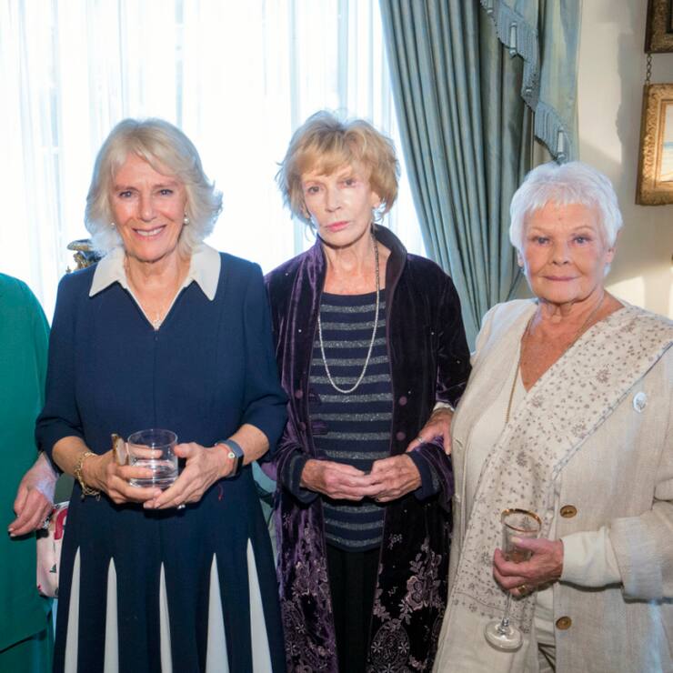 L'écrivaine irlandaise Edna O'Brien (2e à gauche depuis la droite) est décédée après une longue maladie, selon son agente Caroline Michel et son éditeur, Faber (archives).