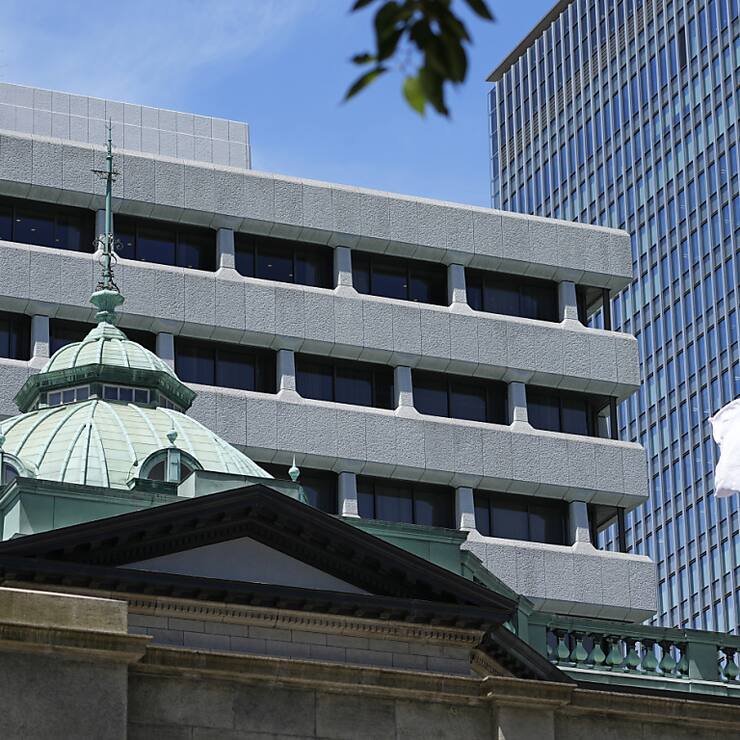 La Banque était notamment sous pression du gouvernement et de plusieurs ténors du parti au pouvoir pour agir afin d'enrayer la chute du yen, liée au grand écart persistant entre les taux directeurs de la Réserve fédérale américaine (Fed) et ceux de la BoJ. (AP Photo/Shuji Kajiyama, File)