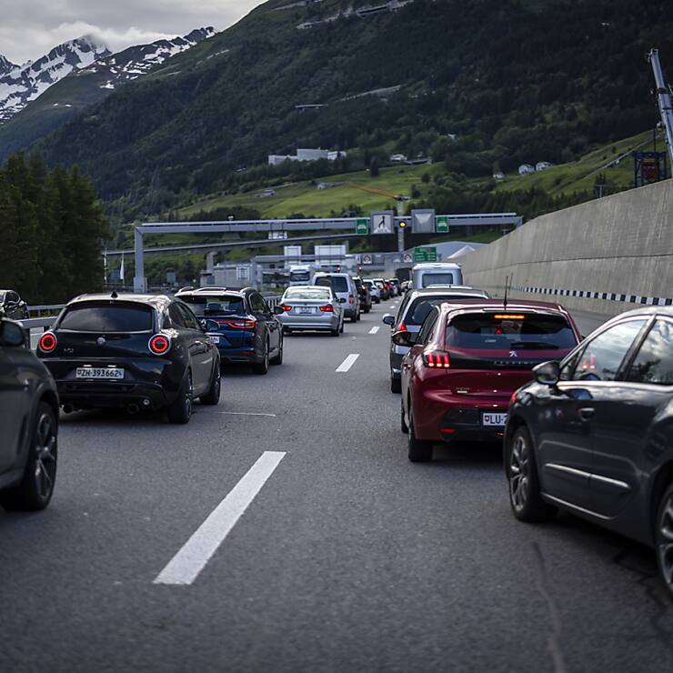 A la mi-journée, les embouteillages au tunnel du Gothard étaient encore mesurés, avec à peine plus d'une heure d'attente de part et d'autre.