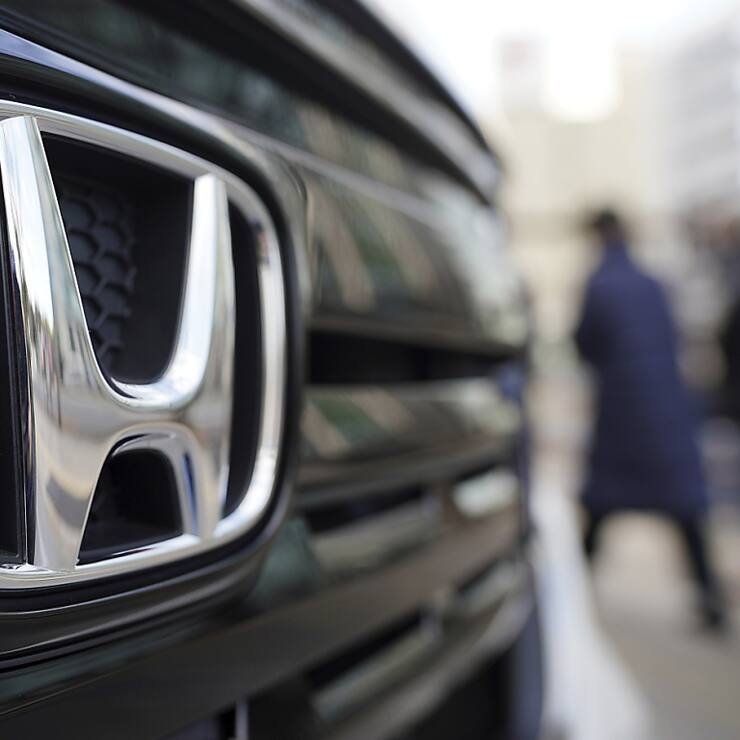 Son chiffre d'affaires a progressé sur cette période de 16,9%, grâce à des ventes dynamiques de véhicules hybrides au Japon et aux Etats-Unis.  (AP Photo/Eugene Hoshiko, File)