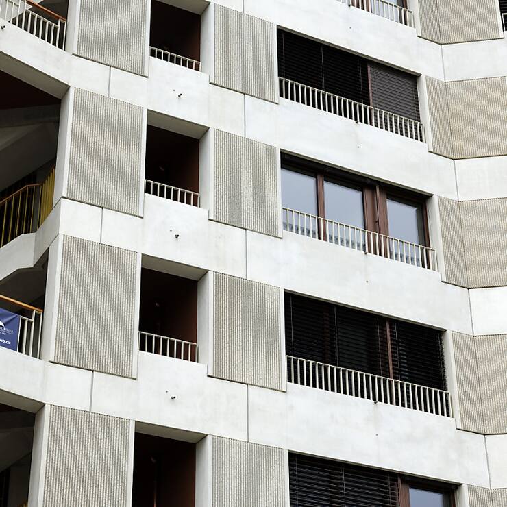 A l'avenir, UBS s'attend à ce que les prix de l'immobilier résidentiel continuent d'augmenter. Cette année, ils devraient globalement progresser d'environ 2%, toujours selon le rapport de la banque aux trois clés. (KEYSTONE/Salvatore Di Nolfi)