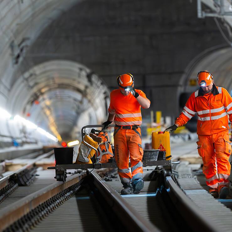 Sept kilomètres de chaussée ont dû être entièrement restaurés, deux aiguillages rapides et une porte de changement d'écartement. Quelque 20'000 blocs de traverses ont été remplacés.