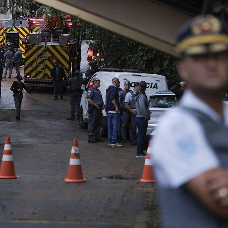 Au Brésil, les enquêteurs tentent de comprendre les raisons du crash spectaculaire d'un avion vendredi dans lequel les 61 occupants ont péri.