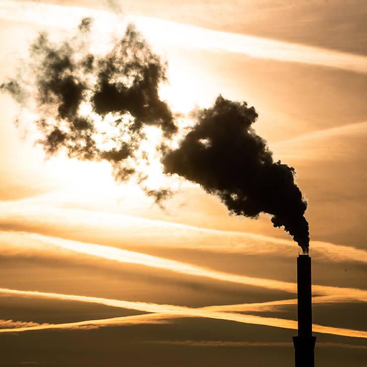 Il ne s'agit là que des émissions directement provoquées par les entreprises, par exemple via l'utilisation du chauffage au mazout ou via la flotte de véhicules. (KEYSTONE/DPA/Christoph Schmidt)