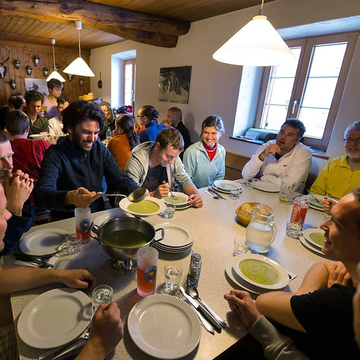 La nourriture servie dans les cabanes de montagne, comme celle de la section de la Bernina du Club alpin suisse ci-contre, fait aussi partie de la gastronomie de Valposchiavo, désignée région du goût 2024.