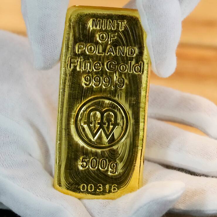 Le prix de l'or s'est rapproché de son dernier record dans la nuit de lundi à mardi, le prix d'une once de ce métal précieux montant jusqu'à près de 2477 dollars, avant de redescendre. (archives)