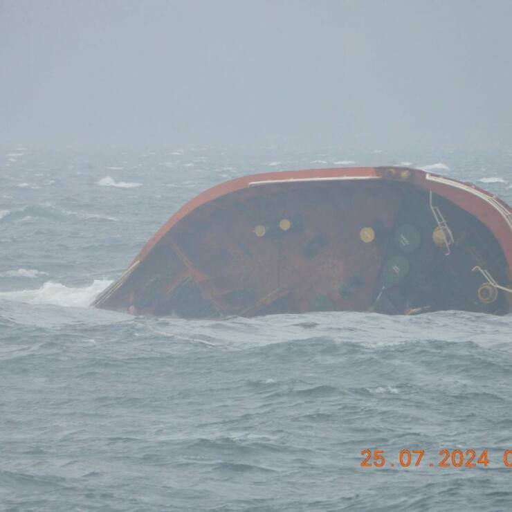 Le MT Terra Nova en train de couler durant le typhon de fin juillet au large des Philippines. Un marin avait trouvé la mort.