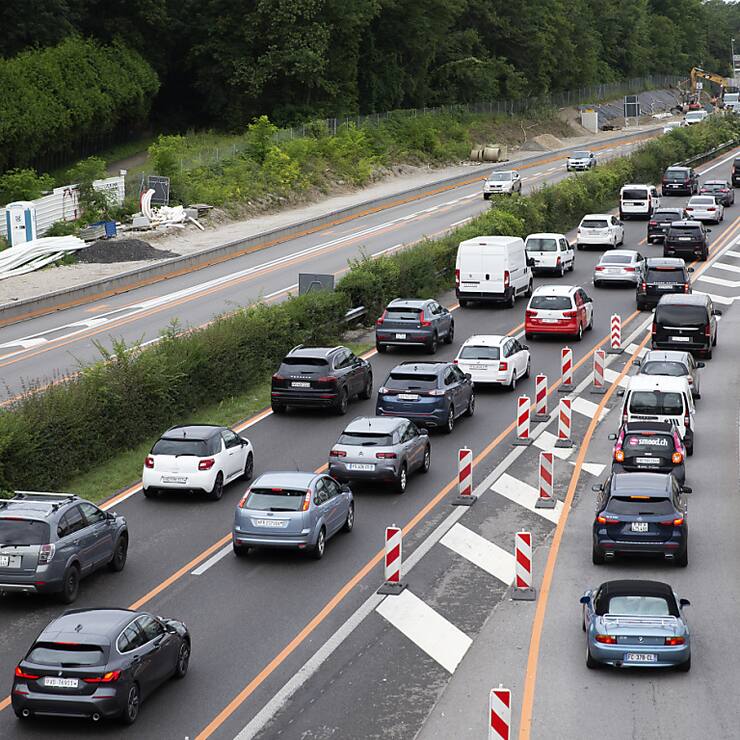 Au total, 27'321 véhicules routiers à moteur ont été mis en circulation en Suisse en juillet. (archive)