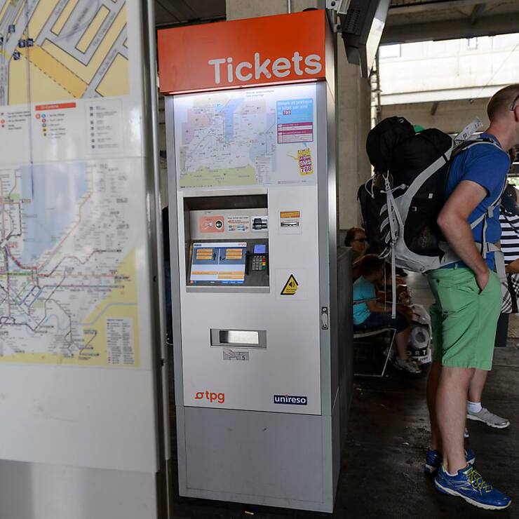 Le référendum contre l'autonomie des Transports publics genevois dans la fixation du prix des billets et abonnements a été déposé jeudi muni de 7936 signatures. Les référendaires craignent une augmentation prochaine des tarifs (archives).