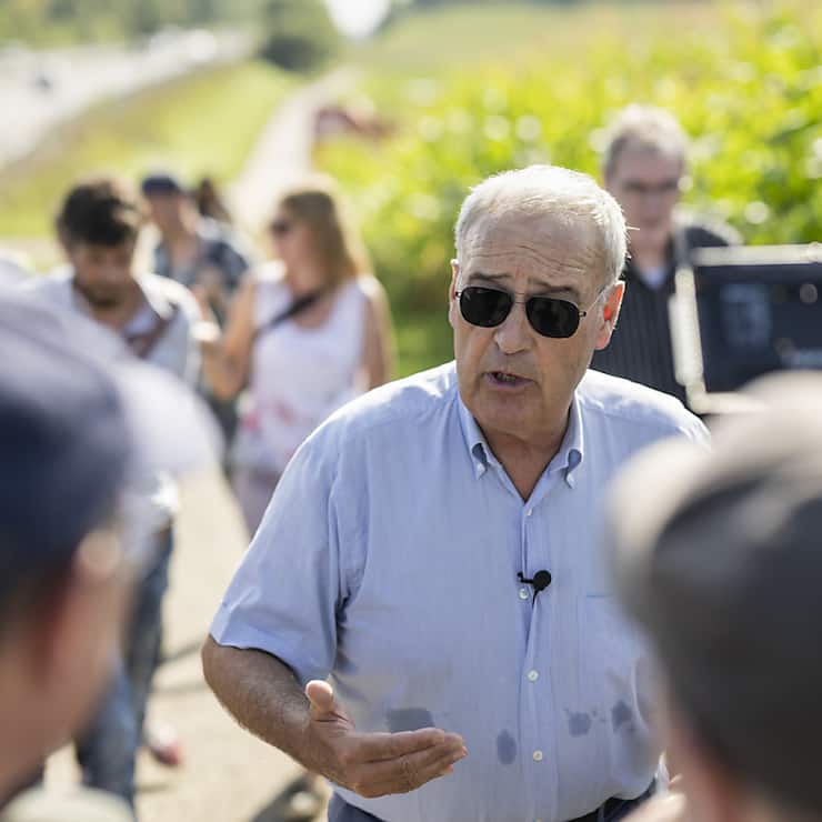Le ministre de l'agriculture Guy Parmelin a convié la presse vendredi matin dans une ferme du canton de Berne qui produit des pommes de terres, du maïs et élève des poules pondeuses. Il a dit entendre le mécontentement du monde agricole.