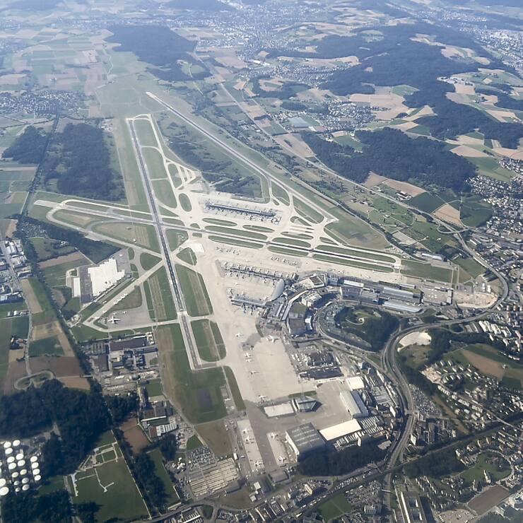 La fréquentation est en outre demeurée inférieure à celle d'avant l'éclatement de la pandémie de coronavirus. Le pic du 26 juillet avec 111'000 passagers reste ainsi inférieur de quelque 4000 voyageurs à celui de 2019. (KEYSTONE/Ennio Leanza)