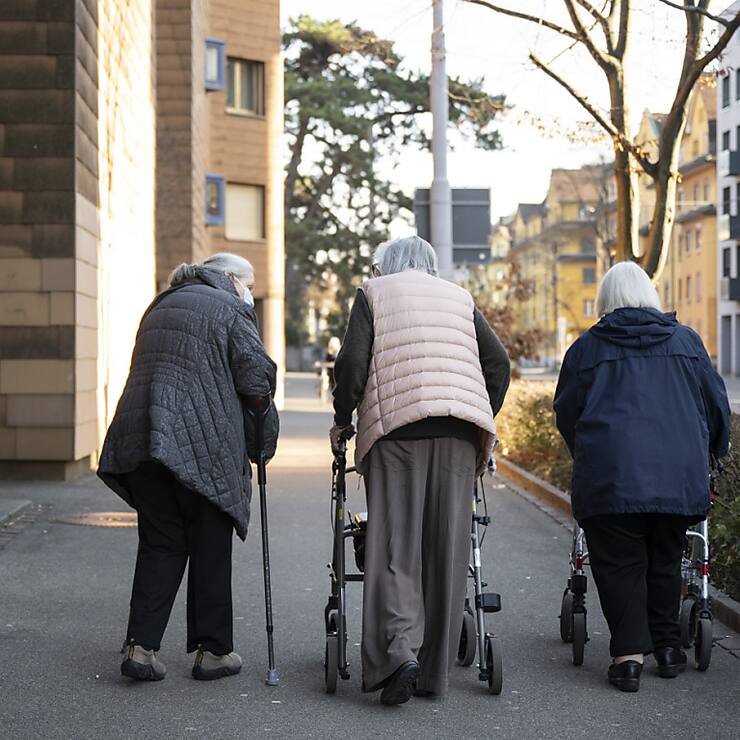 Si la loi sur la prévoyance professionnelle (LPP) est adoptée le 22 septembre, les caisses de pension pourraient réduire leurs rentes dans le régime obligatoire, prévient VZ Holding. (KEYSTONE/Ennio Leanza)