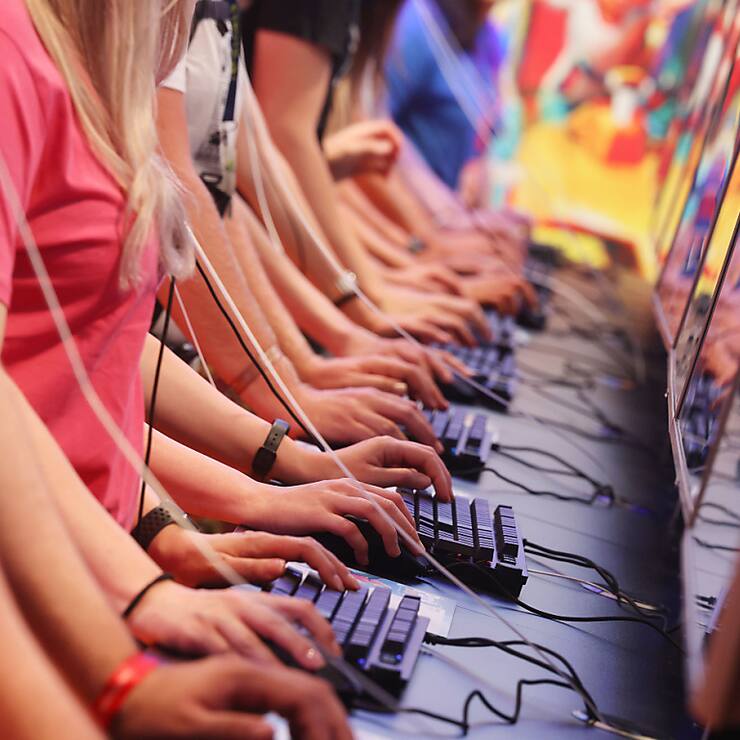 Des visiteurs du salon testent des jeux informatiques à la Gamescom, le salon du jeu vidéo et de l'informatique de Cologne.