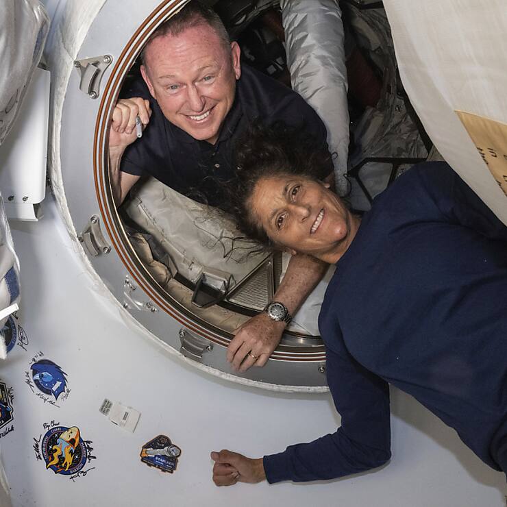 Sur cette photo fournie par la NASA, les astronautes de Boeing Crew Flight Test Butch Wilmore et Suni Williams posent à l'intérieur de la Station spatiale internationale en juin dernier.