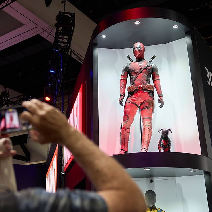Deadpool est de retour au sommet du box office ce weekend aux Etats-Unis. Une personne prend une photo de l'exposition du costume de Marvel Deadpool au Comic-Con International à San Diego en Californie fin juillet.