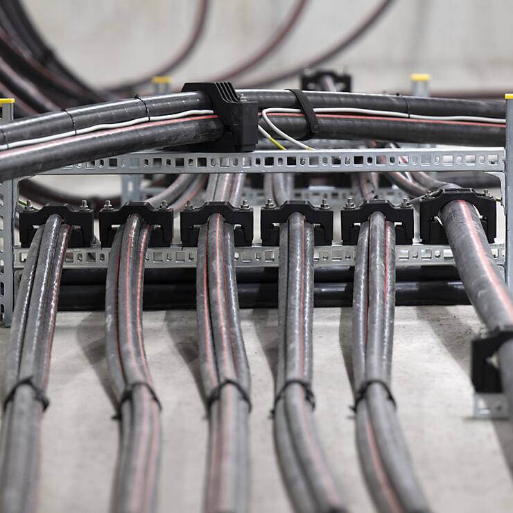 Le groupe installera de nouveaux postes de couplage isolés au gaz de 132 kilovolts (kV) et 16 kV, ainsi qu'un nouveau transformateur de 132/50 kV. (KEYSTONE/Peter Schneider)