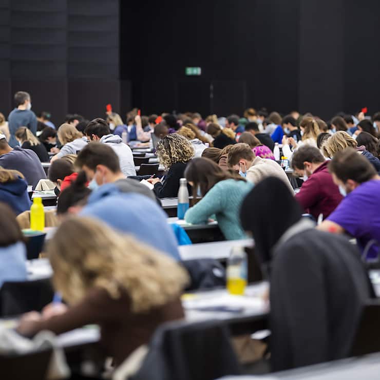 Parmi les universitaires, ceux qui ont rencontré le moins de difficulté à s'insérer sur le marché du travail sont les titulaires d'un master en Médecine et pharmacie et en Sciences techniques. (archive)