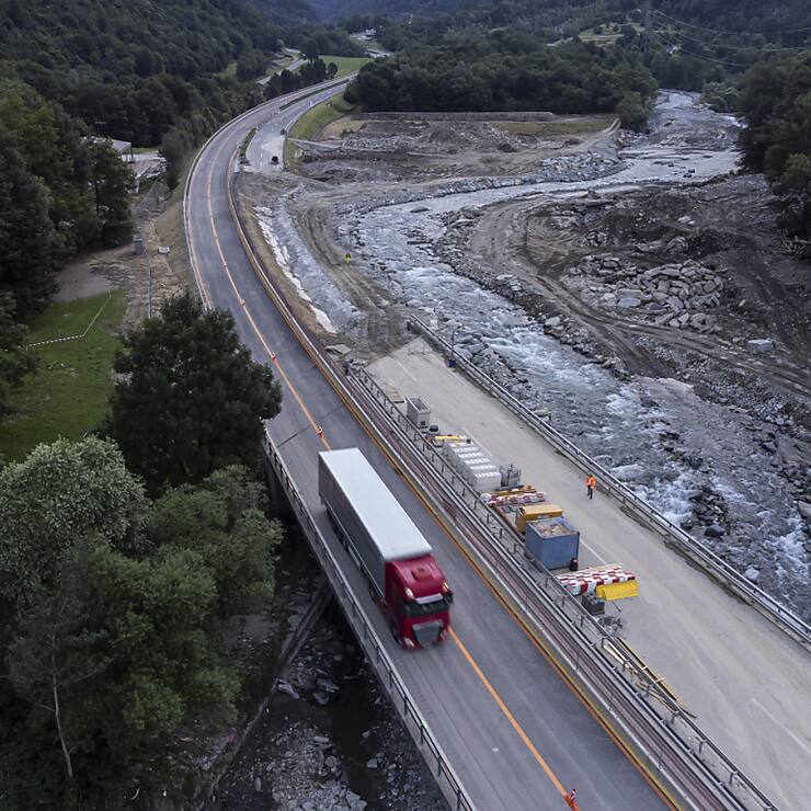 Un tronçon de A13, dans les Grisons, avait été détruit dans les fortes intempéries du 21 juin. L'autoroute sera rouverte au trafic sur quatre voies mardi en matinée. (Archives)