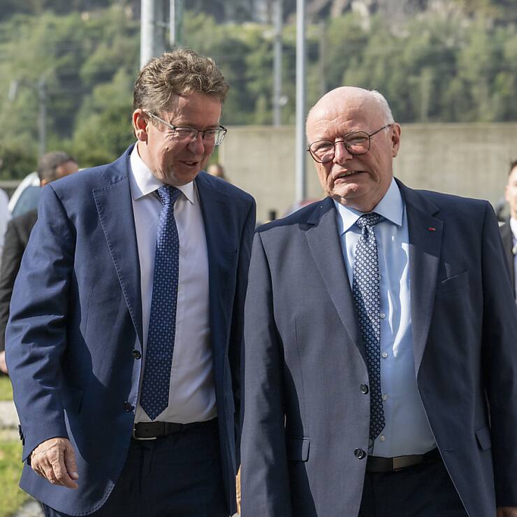 Le ministre des transports Albert Rösti (à gauche) et le directeur des CFF Vincent Ducroz étaient lundi à Pollegio (TI) pour la réouverture complète du tunnel de base du Gothard.