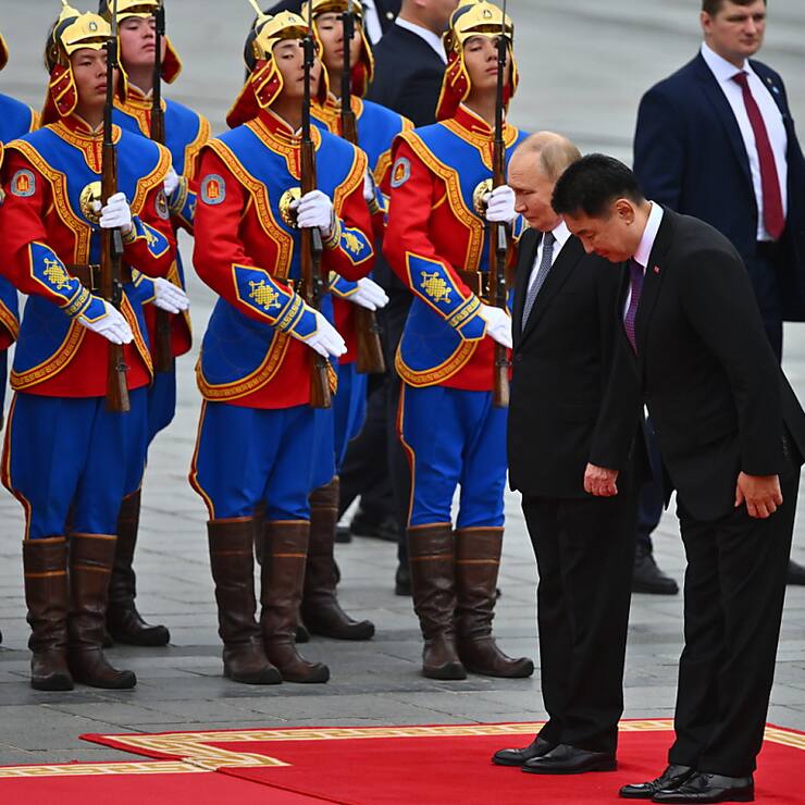 Vladimir Poutine a été accueilli mardi après-midi par son homologue mongol Ukhnaa Khurelsukh sur l'imposante place Gengis Khan d'Oulan-Bator.