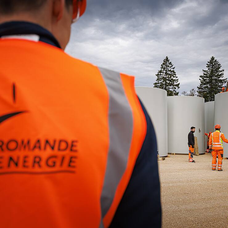 Avec le fort déploiement du solaire, la production d'énergie se fait simultanément partout et génère un surplus d'électrons qu'il s'agit de reprendre et d'évacuer, leur stockage n'étant pas encore possible. (KEYSTONE/Valentin Flauraud)