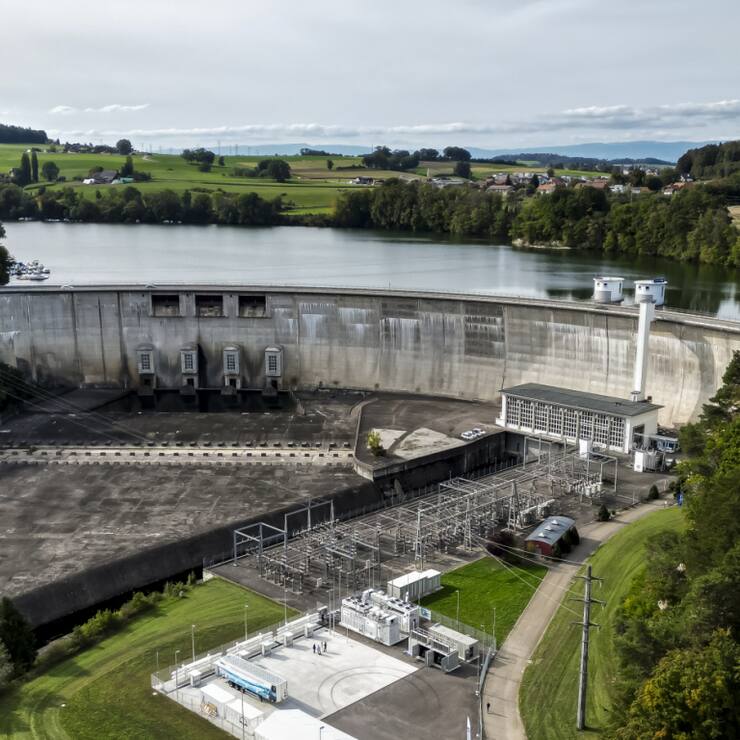 Parmi une trentaine de nouveaux aménagements, le projet de turbinage de la centrale déviatrice de Schiffenen-Morat (SCHEM) est de loin le plus important, ici le barrage de Schiffenen (archives).