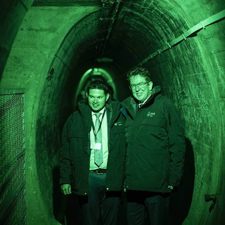 Le conseiller fédéral Albert Rösti (UDC) (à droite) a été invité par la société Grande Dixence SA et la commune d&#8217;Hérémence présidée par Grégory Logean, issu des rangs du même parti.