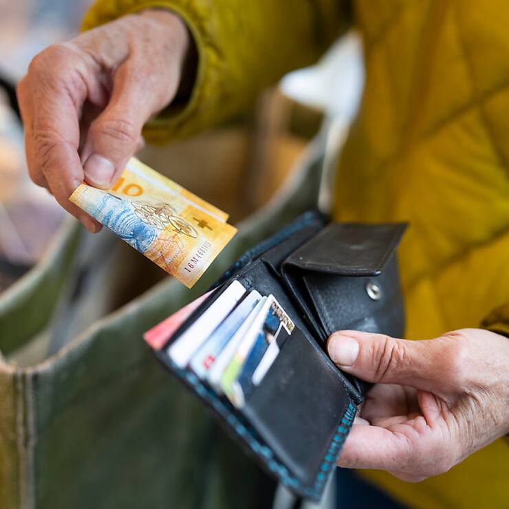 Par rapport à l'an dernier, le Seco constate une nette amélioration du climat de consommation (archives).