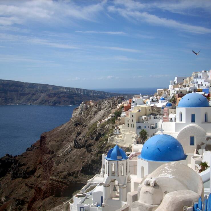 L'an dernier, quelque 800 bateaux de croisière ont acheminé 1,3 million de passagers dans l'île de Santorin où vivent seulement 15'500 habitants (archives).